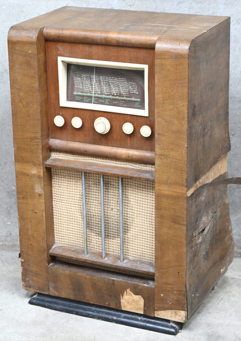 Een oude radio-grammofoon uit de jaren 1930. Op te frissen en te herstellen.
