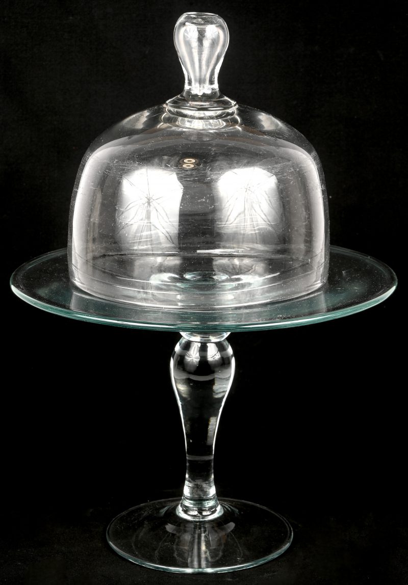 Een geblazen glazen gebakstolp op centrale voet.