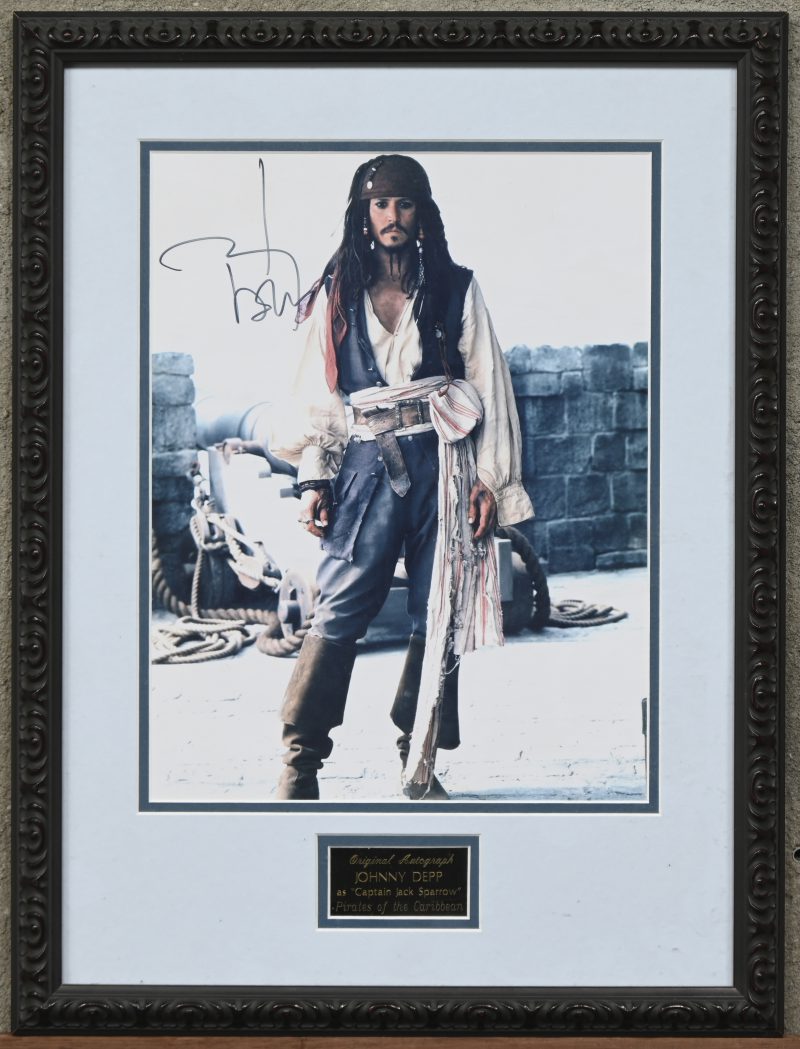 “Original Autograph Johnny Depp as “Captain Jack Sparrow”. Een gesigeerde foto’, ingelijst.
