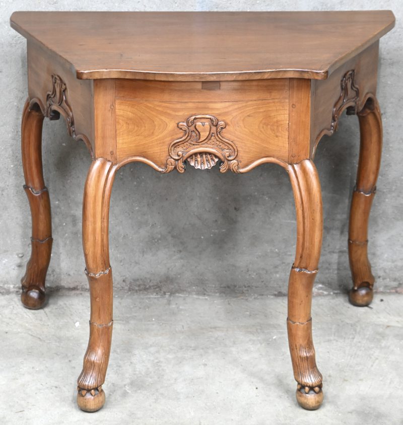 Een massief houten side-table on Louis-Philippe stijl.