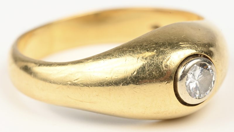 Een 18 kt geelgouden ring bezet met een solitair van +- 0,25 ct.