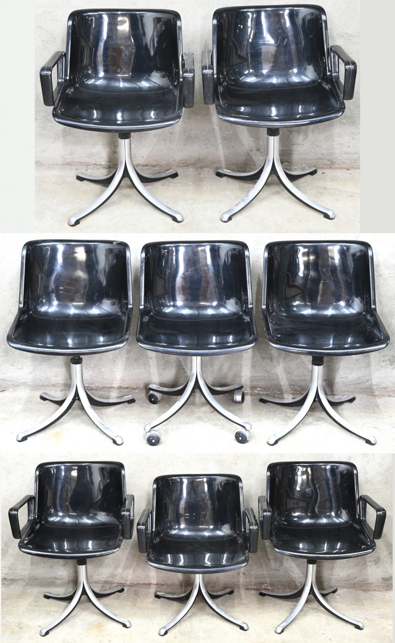 “Modus”. Een lot van 8 vintage design bureaustoelen, waarvan 5 met armleuning en 1 op wieltjes. Kunstoffen kuipzitting en metalen frame, verstelbaar in hoogte. Ontwerp door Osvaldo Borsani voor Tecno.