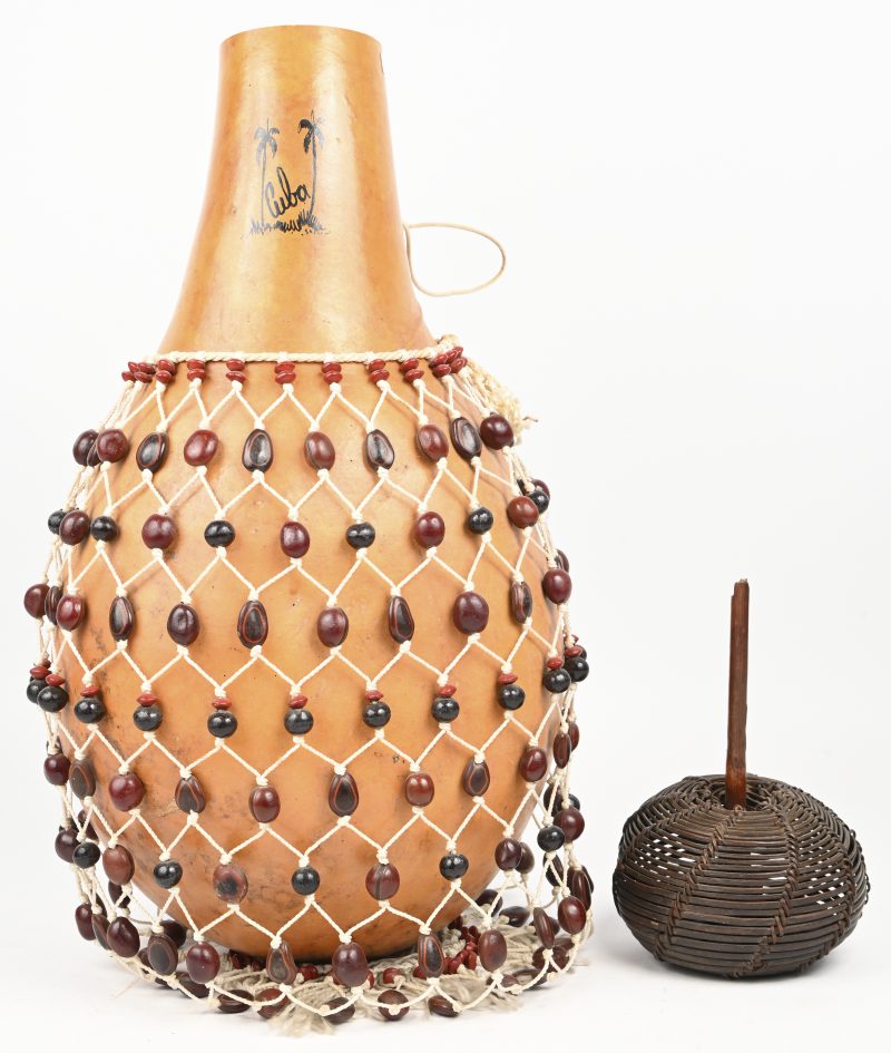 Een Cubaanse kalebas shekere en bijgevoegd ritmische shaker uit gevlochten riet.