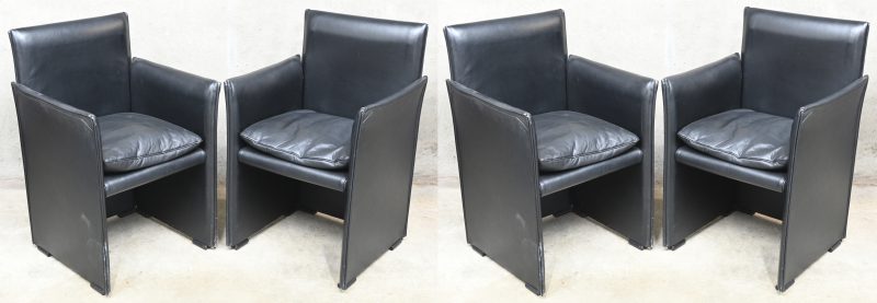 “401 Break”. Een lot van 4 zwart lederen vintage Mid-Century design fauteuils. Ontwerp door Mario Bellini voor Cassina.