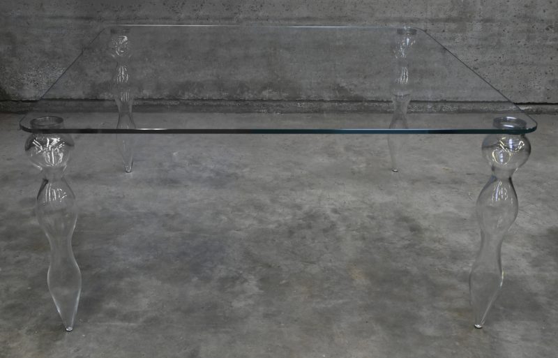 Een postmodern design tafel met vierkant glazen blad en gebold glazen poten. Toegeschreven ontwerp aan Piero Lissoni voor Glas Italia.