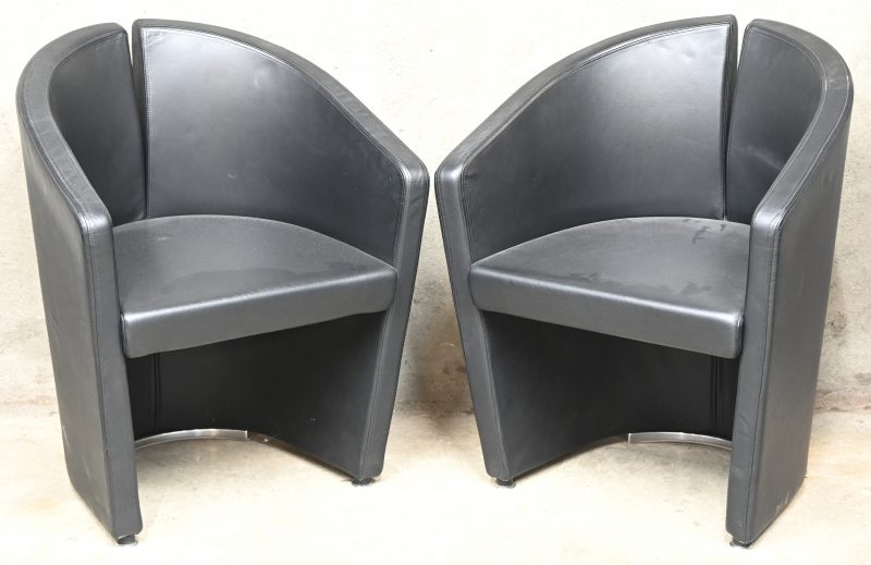 “Model Podium”. Een paar lederen design arm fauteuils met halve maan vorm en gespleten rug. Ontwerp door Favaretto & Partners voor Estel.
