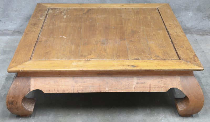 Een houten vierkante opium-salontafel.
