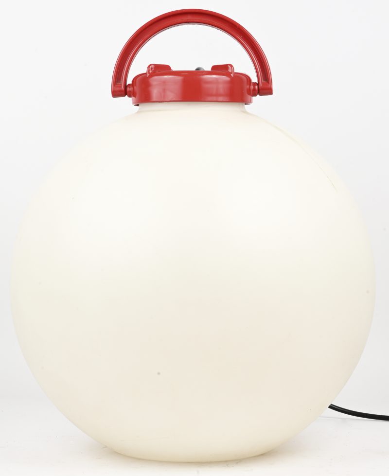 “Tama”. Een vintage kunststoffen design vloerlamp in bolvorm. Ontwerp door Isao Hosoe voor Valenti, medio 1975. Deukje en sporen van slijtage aanwezig.