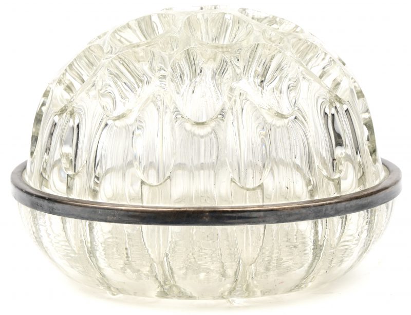 Een vintage glazen pique-fleurs met zilveren ring omheen gemerkt Wolfers Frères A835‰, onderaan gemerkt “Made in France”.