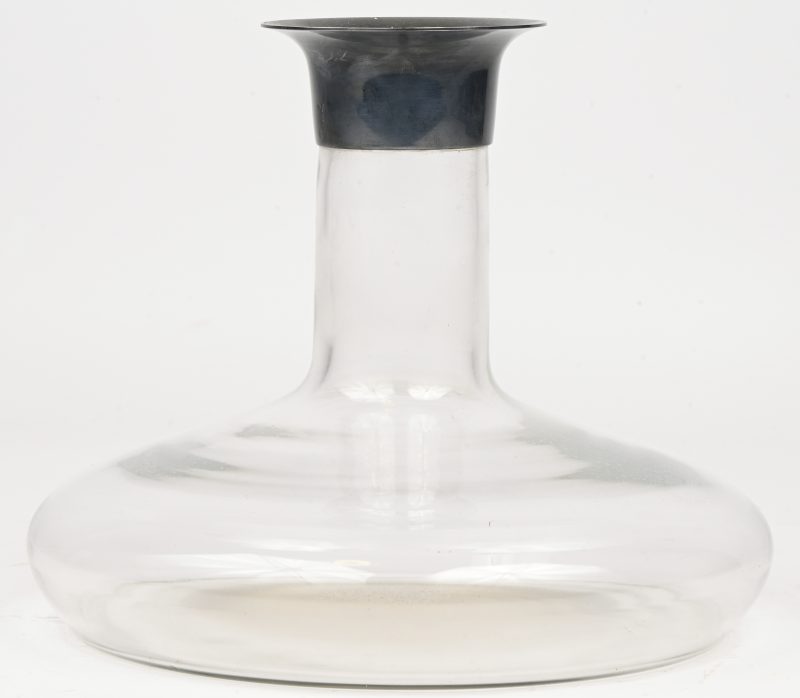Een vintage glazen decanteerkaraf met verzilverde ring bovenaan. Gemerkt “Christian Dior”. Medio 1980.