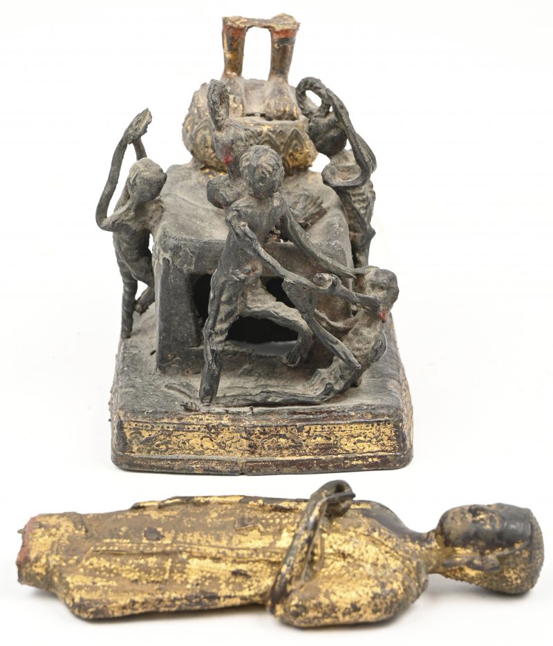 “Phra Malai bezoekt de hel”. Een brons verguld Boeddha beeldje. Beeldje doormidden gebroken aan de benen.