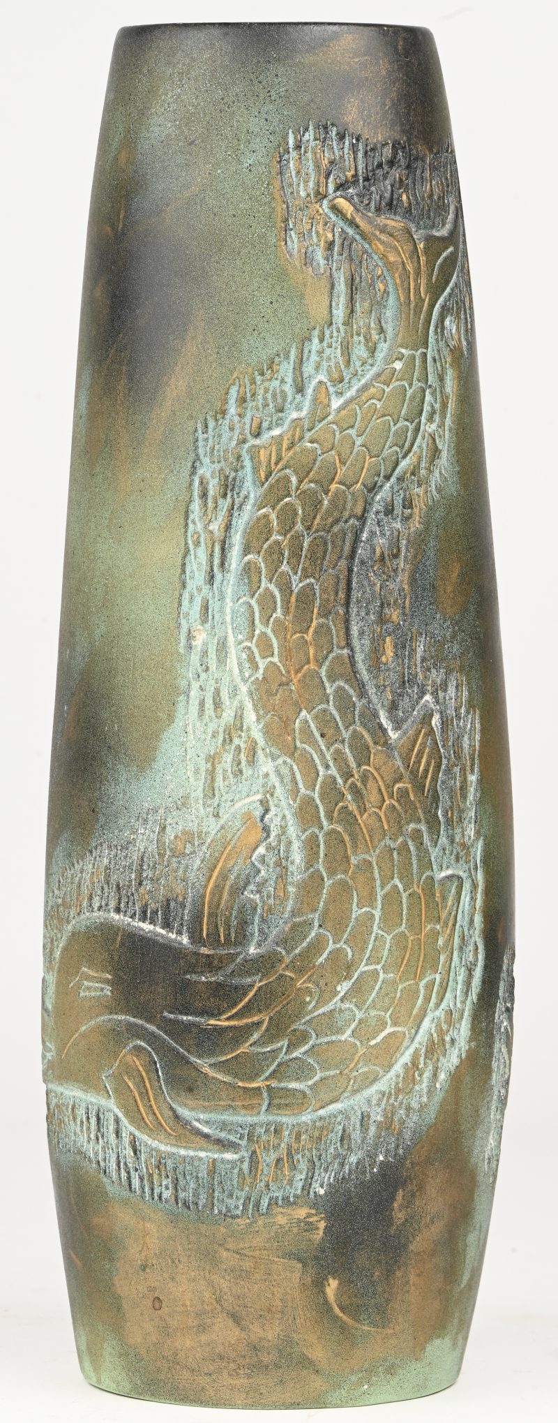 Een vintage aardewerken vaas met gesculpteerd visfiguur in het decor. Onderaan gesigneerd.