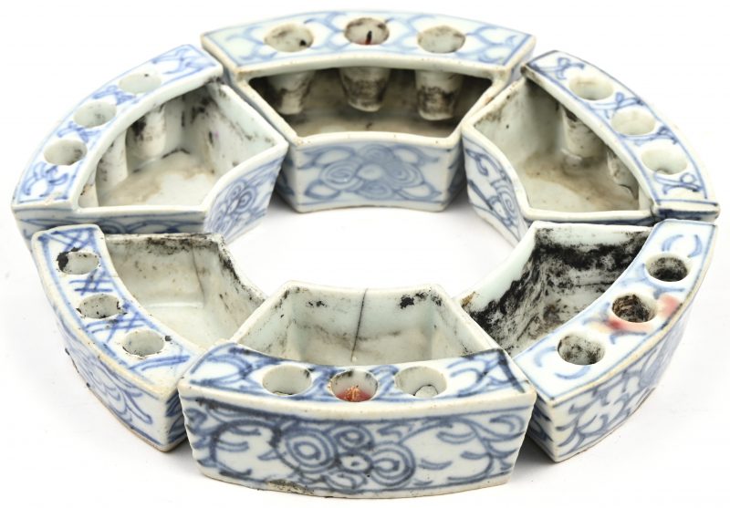 Een lot van 6 blauw-wit Chinees porseleinen inktstelletjes, laat Qing dynastie.