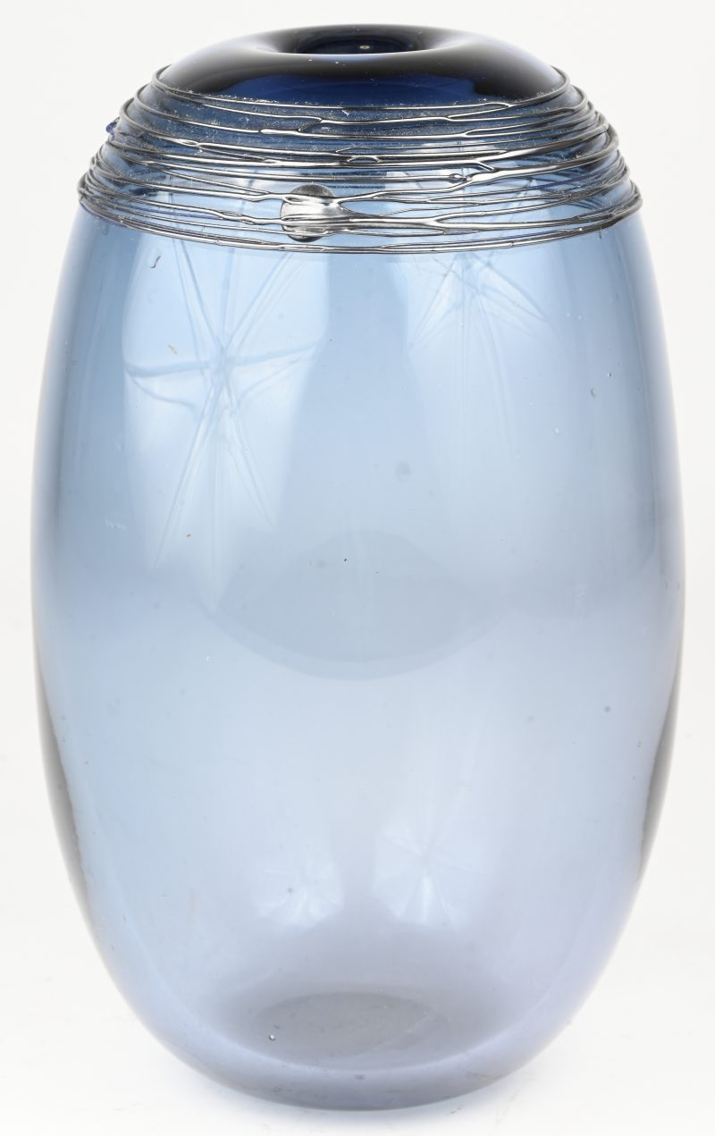 Een vintage glazen design vaas. Onderaan gemerkt.