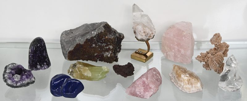 Een lot van 12 diverse kristallen, ertsen, mineralen en gesteentes.