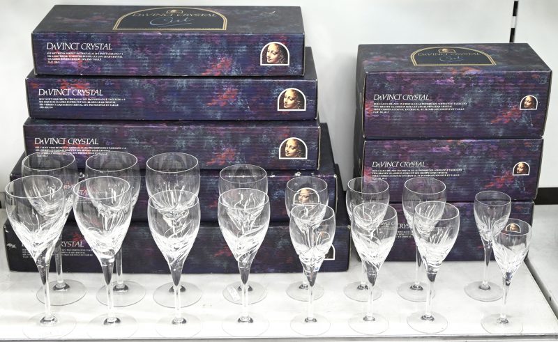 Een 52-delig kristallen glasservies, Da Vinci Crystal. Bestaande uit 11 waterglazen, 9 rode wijn glazen, 12 witte wijn glazen, 8 borrelglazen, 6 limonadeglazen en 6 cognacglazen. Grotendeels in originele verpakking.