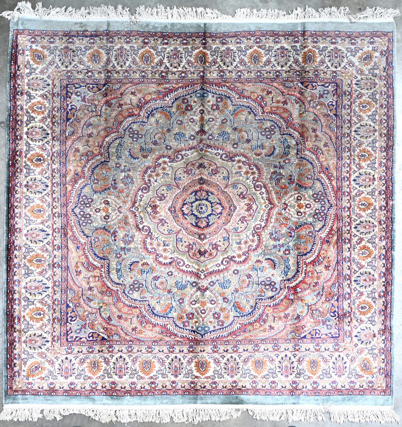 Een boudoir tapijt. Draagt een etiket met de vermelding "India Silk".