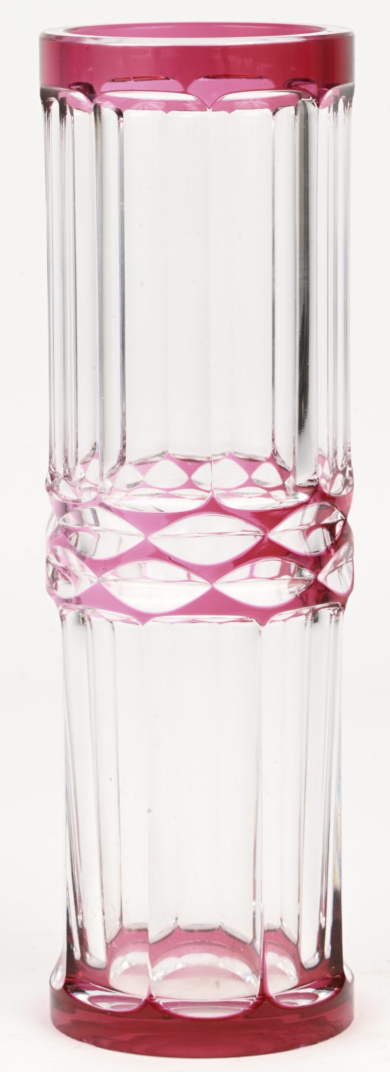 Een slanke kristallen vaas, roze in de massa gekleurd, gemerkt Val St Lambert.