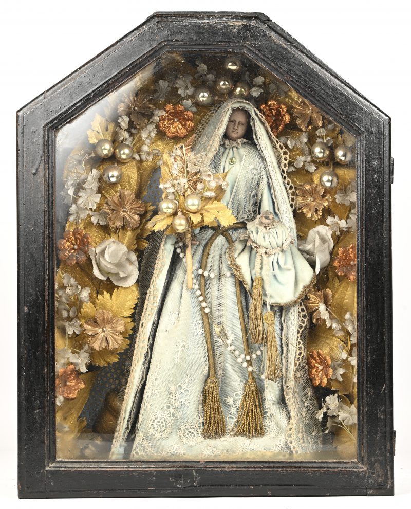 Een houten vitrinekastje met de Heilige Maagd Maria en kindje Jezus. Ca. 1900.