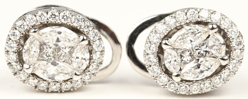 Een paar 18 kt witgouden oorbellen bezet met briljanten en diamanten marquise slijp met een gezamenlijk gewicht van +- 1,50 ct. Tweevoudig te dragen.