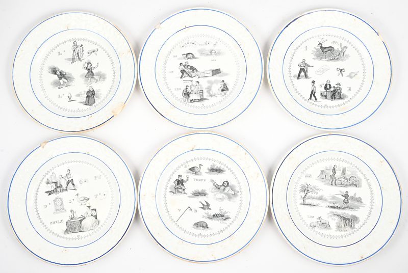 “Porcelaine de Choisy”. Een lot van 6 ‘rebus’ borden waarvan 4 met schilferschade. 19e eeuws.