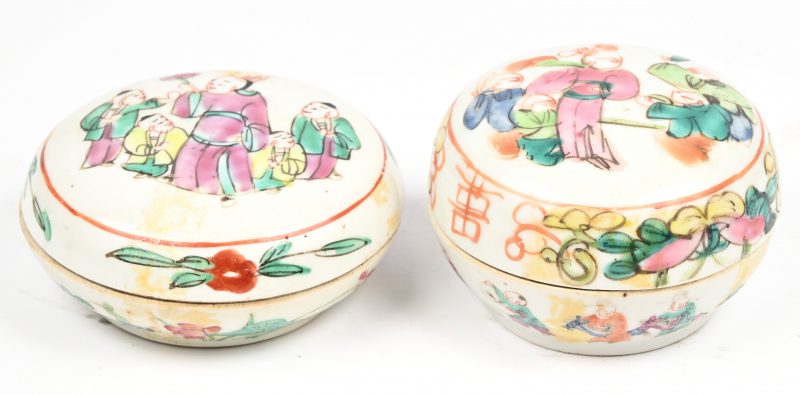 2 Chinese polychrome, porseleinen zalfpotjes. Meerkleurig met spelende kinderen in het decor. Tijdvak Tao Kuan.