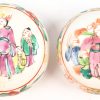 2 Chinese polychrome, porseleinen zalfpotjes. Meerkleurig met spelende kinderen in het decor. Tijdvak Tao Kuan.