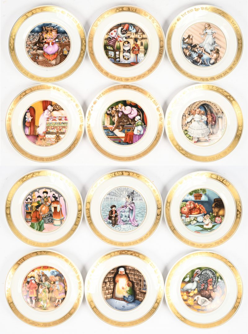 “The Hans Christian Andersen Plates”. Een complete serie van 12 porseleinen sierborden met thema de sprookjes van Grimm. Ontwerp door Pauline Ellison, 1975. Nieuw in doos.