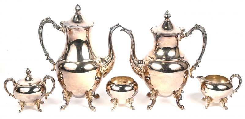 Een koffie- en theestel in verzilverd metaal bestaande uit een koffiepot, een theepot, een melkkannetje en twee suikerpotten waarvan één zonder deksel. Gemerkt Sheridan, silver on copper.