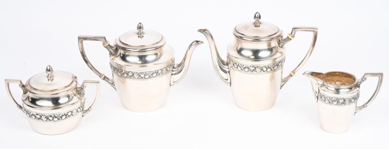 Een koffie- en theestel in verzilverd metaal bestaande uit een koffiepot, een theepot, een suikerpot en een melkkannetje.