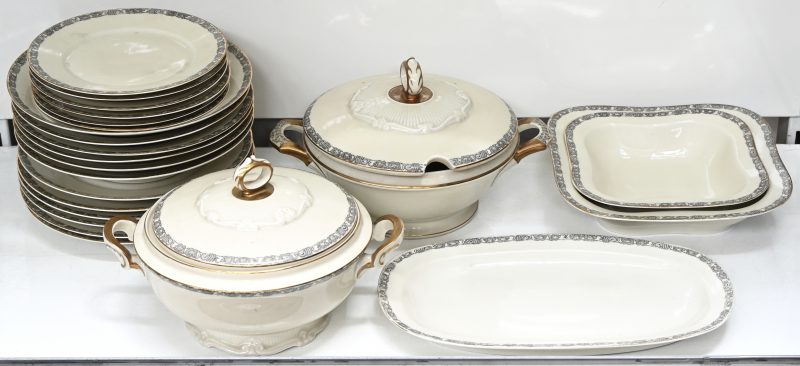 Een lot porseleinen servies, 23-stuks, borden, kommen en schaaltjes. Onderaan gemerkt “Hertel-Jacob, Rehau, Bavaria”.