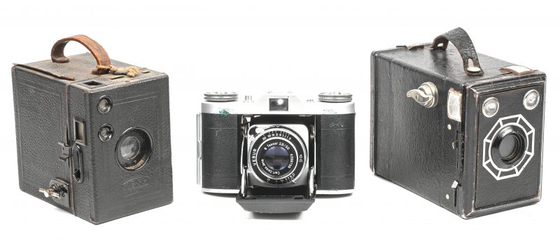 Een lot van 3 vintage fotografische toestellen, bestaande uit een Belca Beltica in lederen tasje en 2 boxcamera’s waaronder een Zeis Ikon.