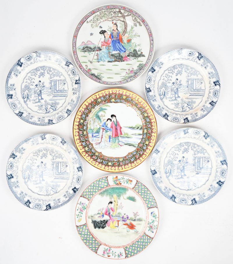 Een lot van 4 blauw-wit porseleinen sierborden met figuratief decor, onderaan gemerkt Canton. En 3 Chinees porseleinen sierborden, meerkleurig, onderaan gemerkt.