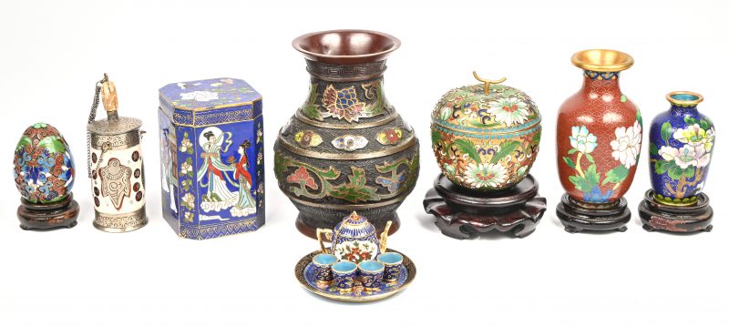 Een lot van 8 diverse cloisonné items, bestaande uit enkele miniatuur vaasjes, eitje, doosje, snuifflesje en miniatuur theesetje.