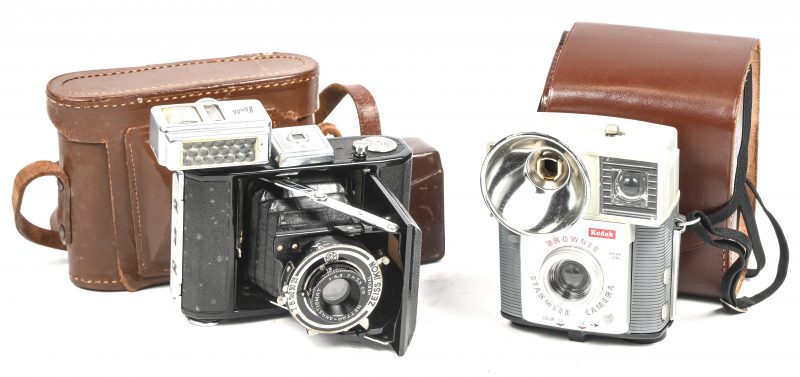 Een lot van 2 vintage camera’s bestaande uit een Zeiss Ikon Nettar 515 balgcamera met een Lixti automatic lichtmeter, toegevoegd een Kodak Brownie Starmite camera. Alles met zijn originele lederen etui.