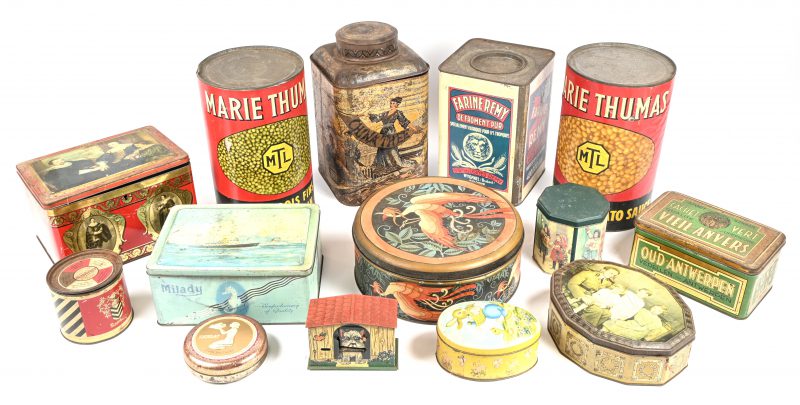 Een lot van 13 oude blikken dozen uit de eerste helft van de vorige eeuw waaronder: China thee, Marie Thumas, Farine Remy, Oud Antwerpen, Tjoklat, het koningshuis e.a..