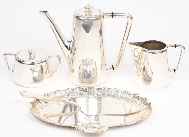 Een lotje verzilverd metaal van Wiskemann, 5 stuks, bestaande uit een schaaltje, een taartschep, een theekan, een melkkannetje en een suikerpot.
