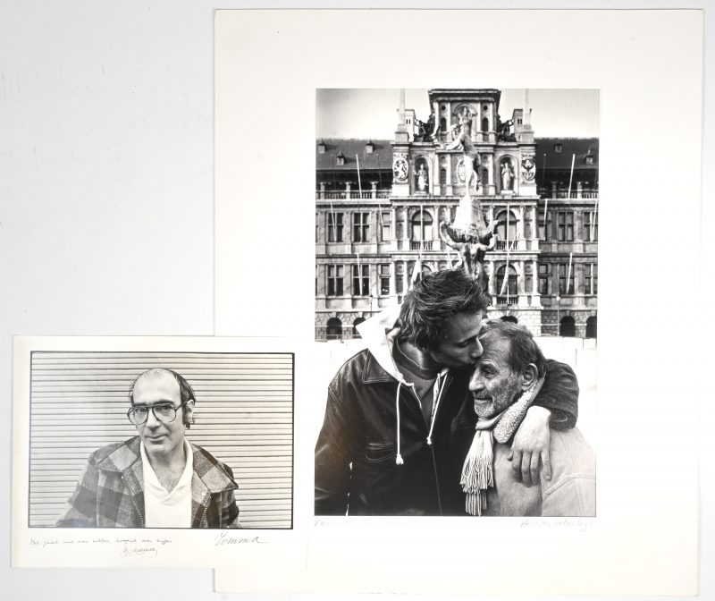 “Vader en zoon Schoenaerts”, een zwart- en witfoto. Gesigneerd op de passe-partout en achteraan op de foto gestempeld door Herman Selleslags.Toegevoegd een foto van Herman De Coninck met opschrift ‘Het gaat niet over hebben, hooguit over krijgen.’ Fotograaf niet gekend.