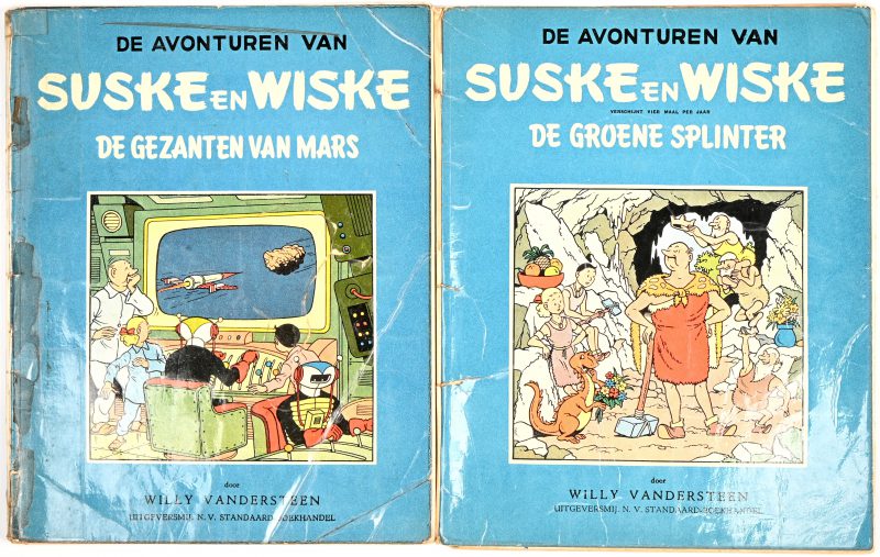 ‘De gezanten van Mars’ en ‘De groene splinter’, Suske en Wiske. Blauwe reeks. Eerste edities 1956 en 1957. Beide geplastificieerd en loskomende kaft, De gezanten van Mars heeft een stempel op de eerste pagina.