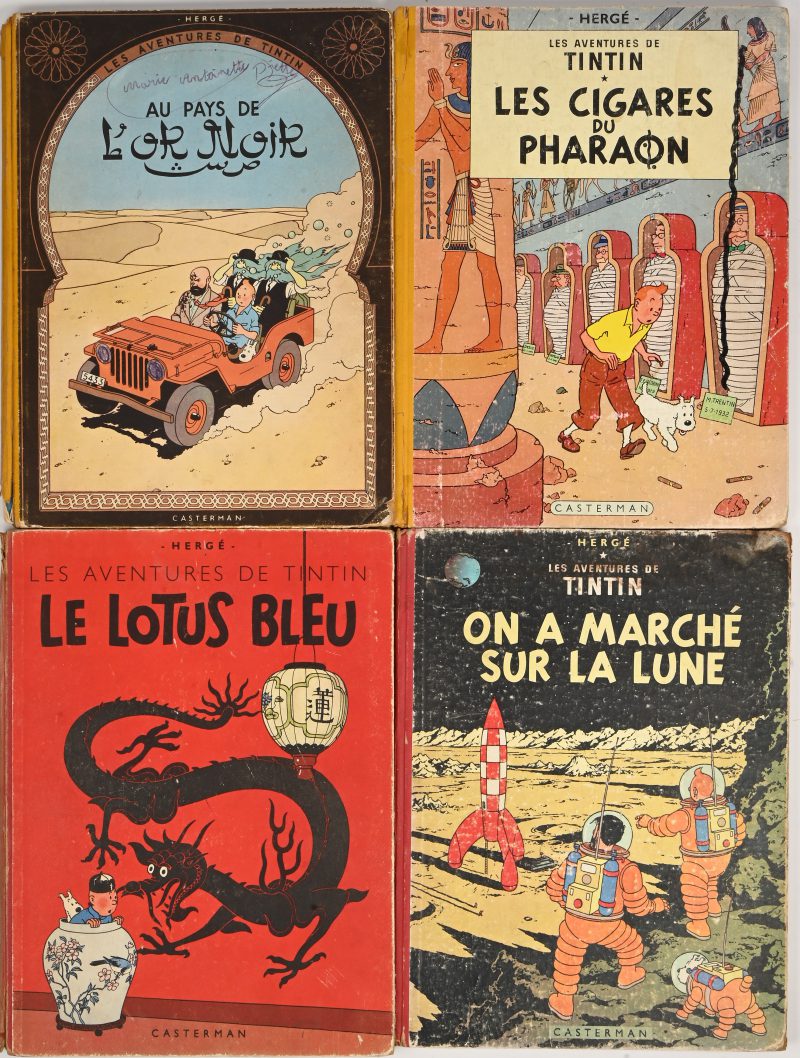 “Les Aventures de Tintin”, een lot van 4 albums, Hardcover, bestaande uit: Le Lotus Bleu, 1946, Au Pais De L’or Noir, 1950 (naam geschreven op de kaft), On A Marché Sur La Lune, 1954 (geschreven op de eerste pagina) en Les Cigares Du Pharaon (een lijn met viltstift op de kaft).