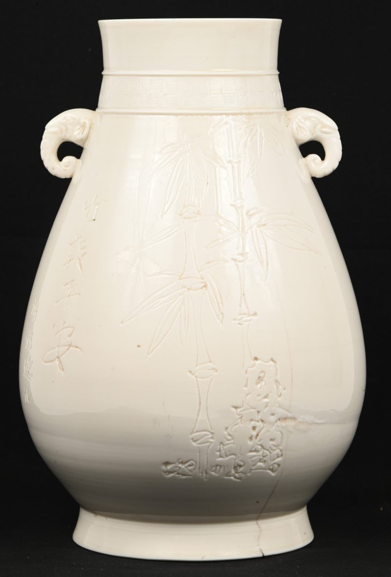 Vase blanc de Chine. Grote haarlijnscheur van de hals tot en met de voet.