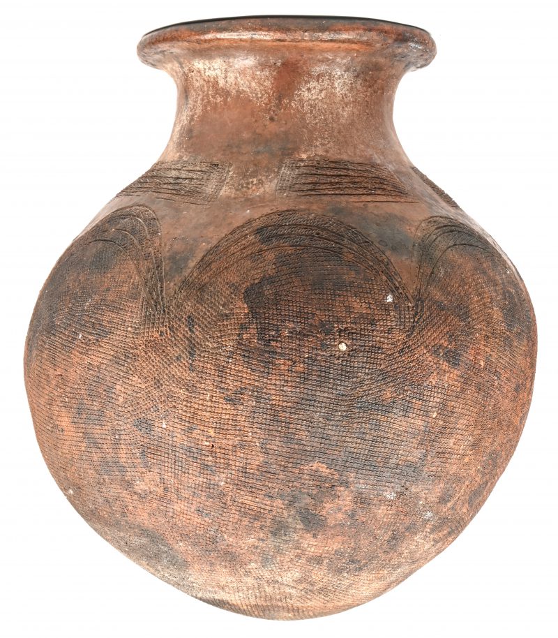 Een grote Afrikaanse bolvormige kruik in terracotta.