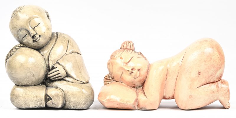 Een lot van 2 Chinese houtgesculpteerde beeldjes voorstellend rustende kindjes.