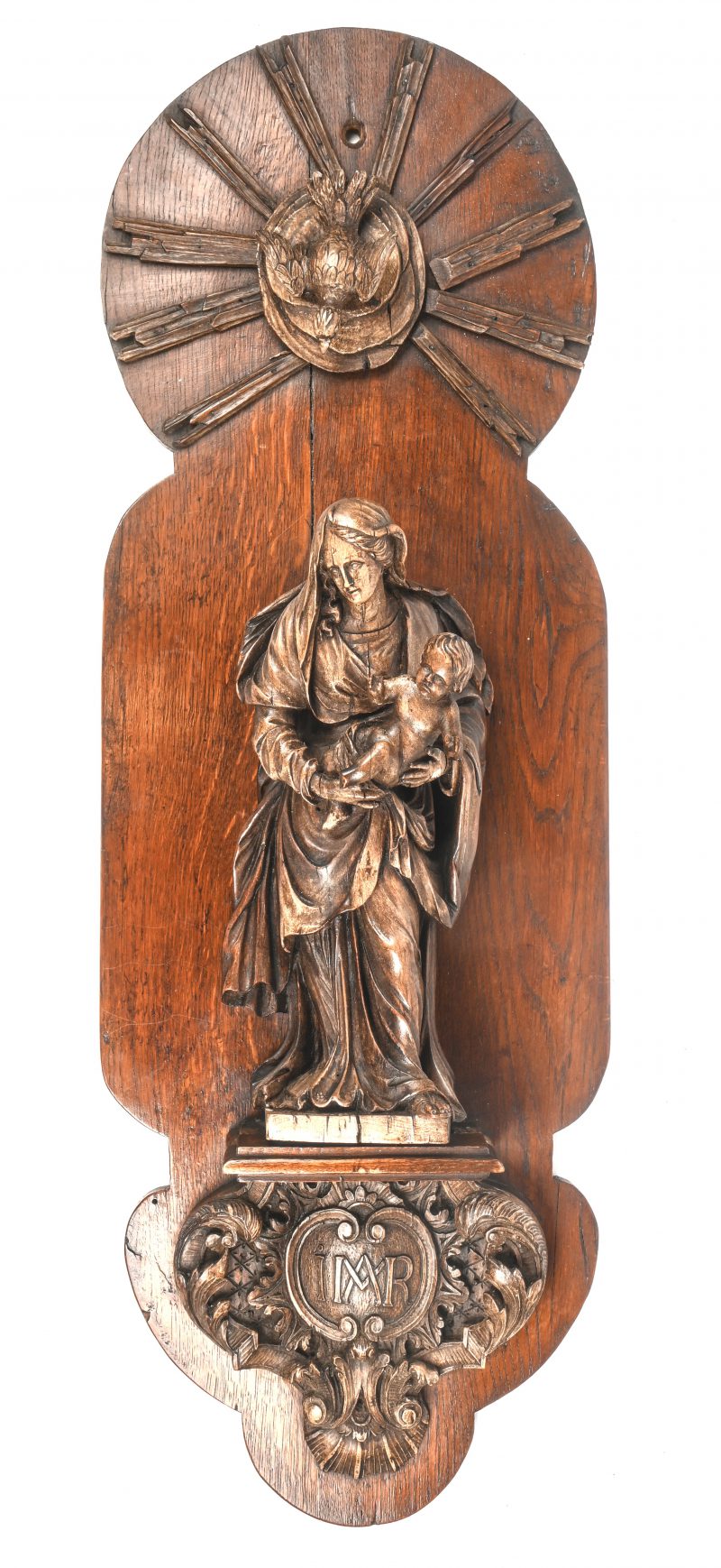 “Maria met kind”. Een gepolychromeerd houten beeld, 18e eeuws, op wandpiedestal met gesculpteerde ornamenten, 19e eeuws.