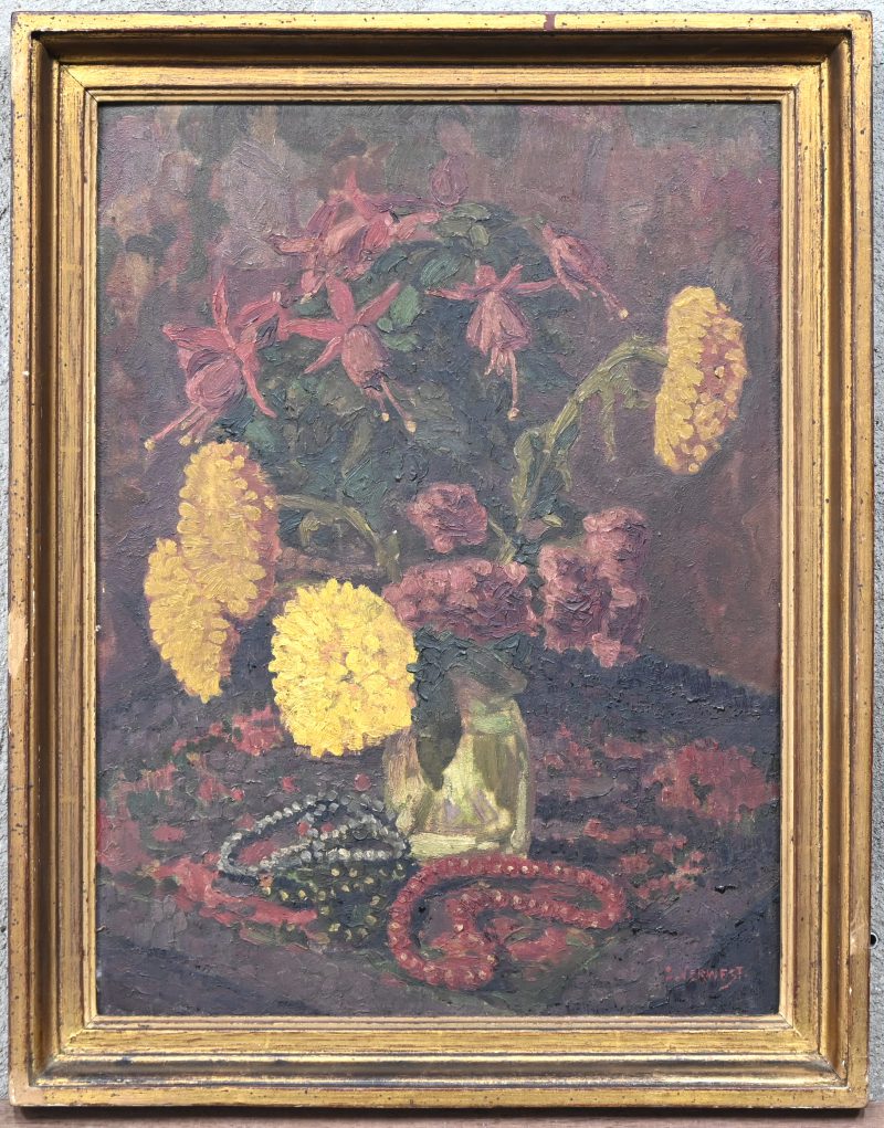 “Bloemstilleven”. Een schilderij, olieverf op paneel. Onderaan gesigneerd.