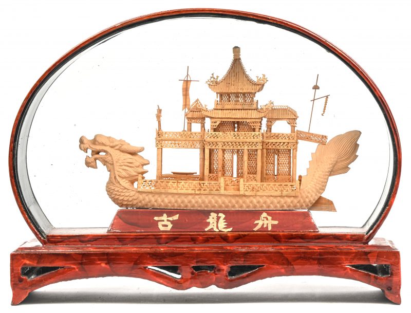 Een vintage Chinees diorama met een gesculpteerde dragonboat.