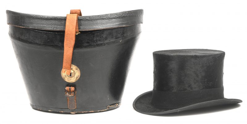 Een vintage zwart vilten Top Hat in originele doos. Binnenin gemerkt J.S. Meuwsen, Hofleverancier. Vroeg 20e eeuw.