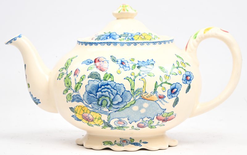 Een theepot van Engels porselein. Decor ‘Regency’ - Ironstone. Met blauw bloempatroon.