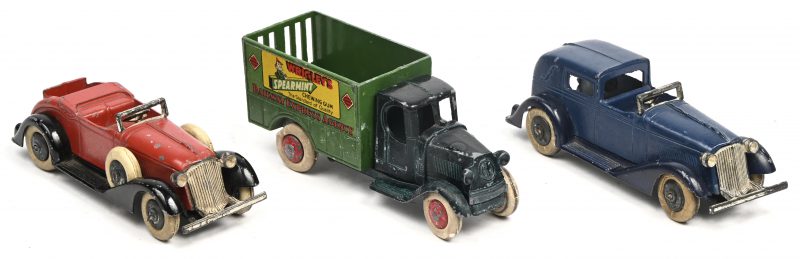 Een lot van 3 die-cast schaalmodellen, TootsieToy, ca. 1935.