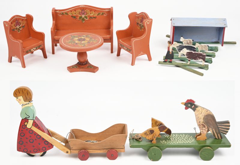 Een lot vintage houten speelgoed bestaande uit een trekpopje met kar, een trekpopje met 3 kippen, een harmonica boerderijtje en een poppensalonnetje.